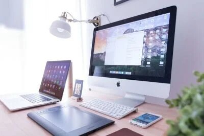 2 femmes discutent au bureau