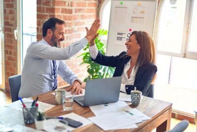 2 femmes discutent au bureau